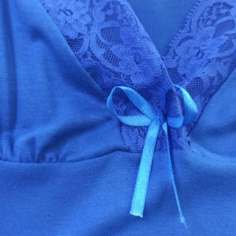 Сорочка женская вискозная васильковая, на тонких бретелях, глубокое декольте