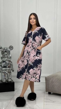 Халат женский на пуговицах, черный с цветами