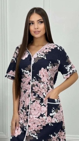 Халат женский на пуговицах, черный с цветами