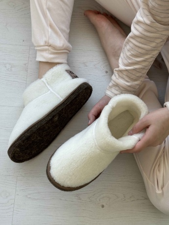 Женские угги из овечьей шерсти на войлочной подошве