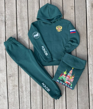 Костюм мужской с вышивкой (зеленый)