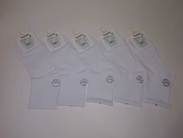 Женские носки средней длины, резинка в рубчик, белые