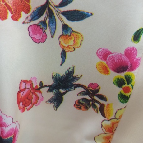 Сорочка женская из искусственного шелка, бежевая с яркими цветами