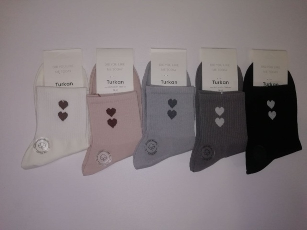 Женские носки с сердечком на голяшке